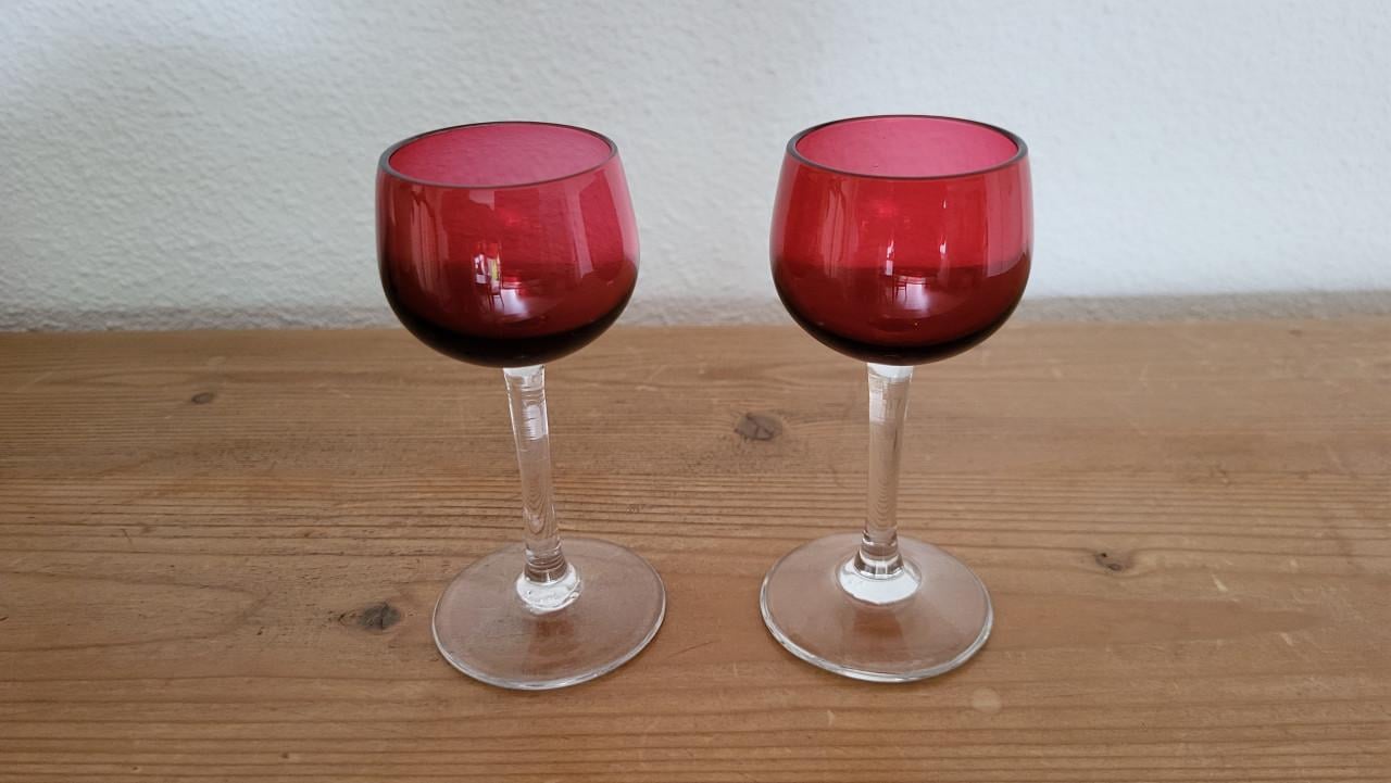 Set v 2 vintage likeurglaasjes robijnrode kelk h 10 cm