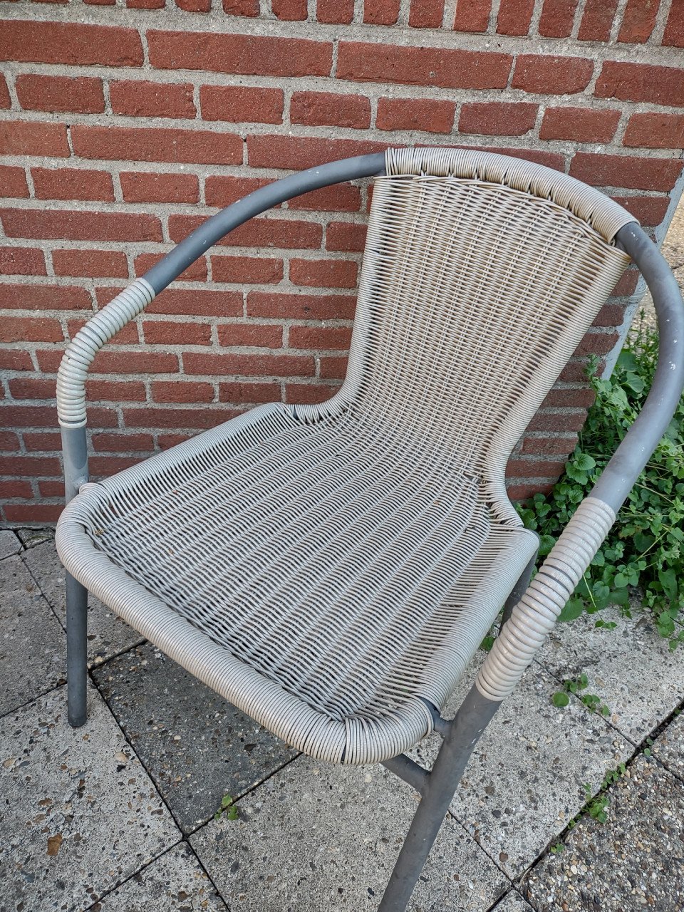 Nette, stevige tuinstoel. Terras stoel, bijzet stoel, buiten