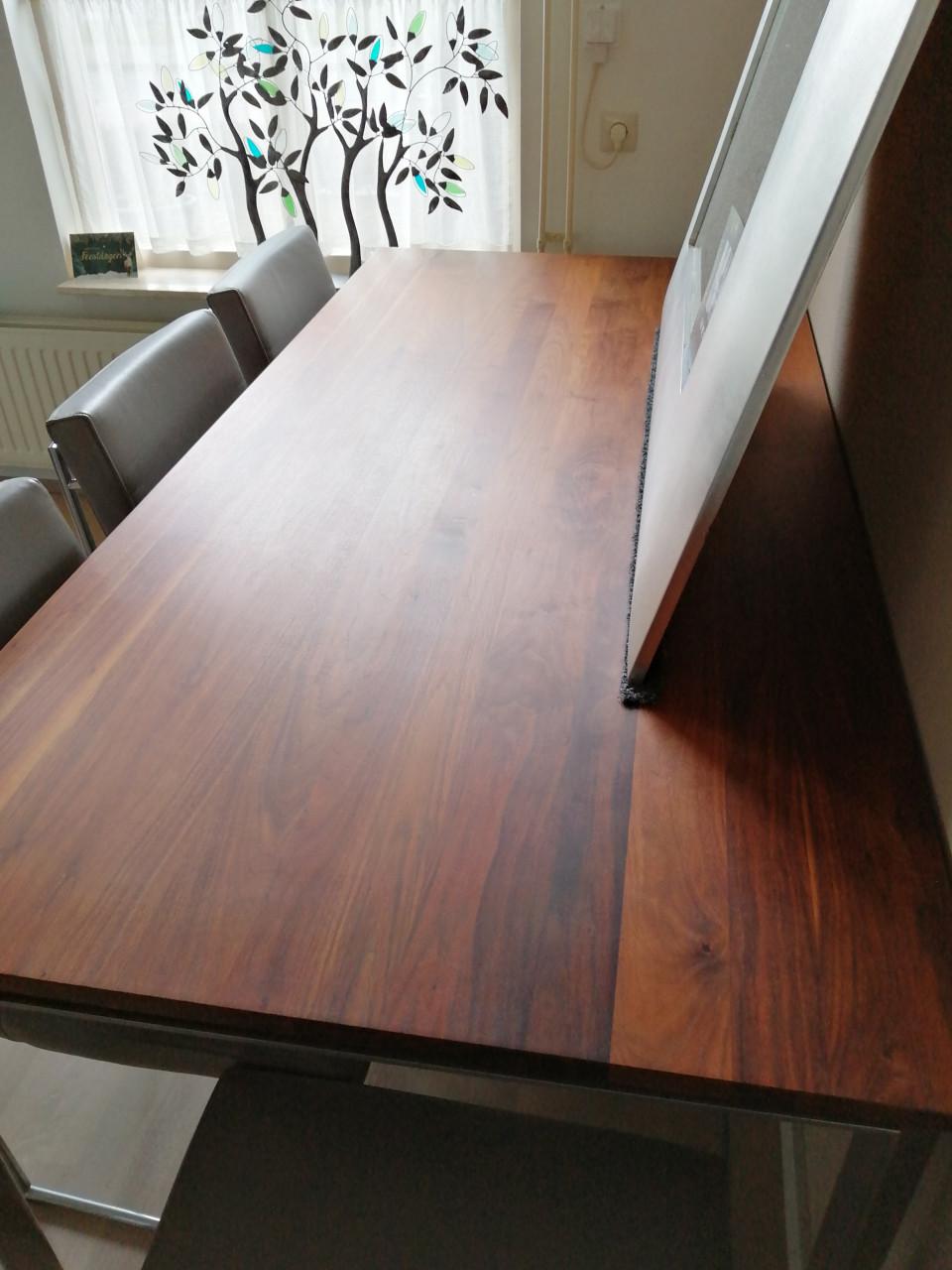 Eettafel, Amerikaans notenhouten blad, onderstel metaal.