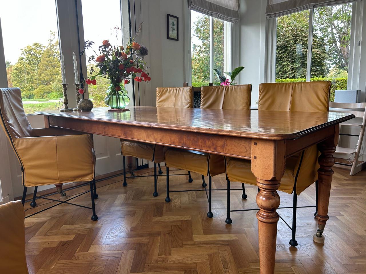 Antieke eettafel