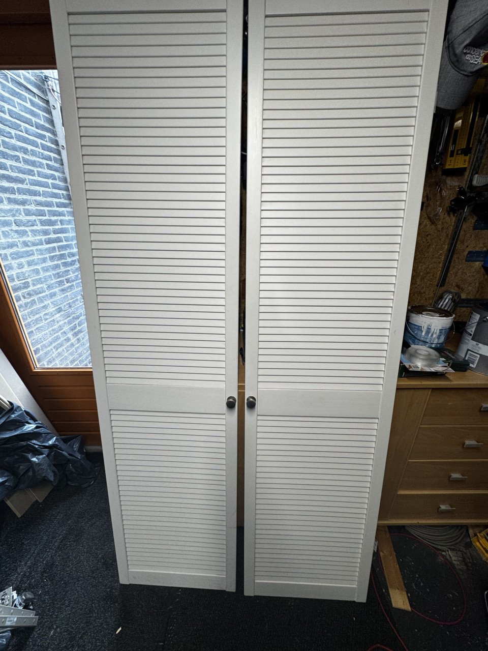 Twee houten louvredeurtjes