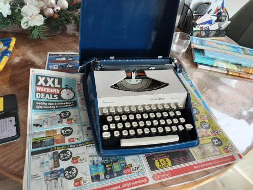 Oude typemachine  in koffer