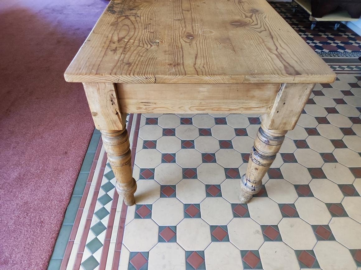 Antieke grenen tafel