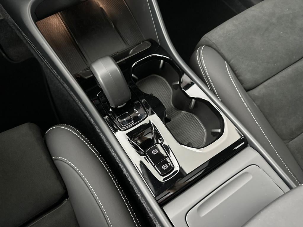 Volvo XC40 b4 197pk plus dark| pano| trekhaak| camera| elek.stoelen