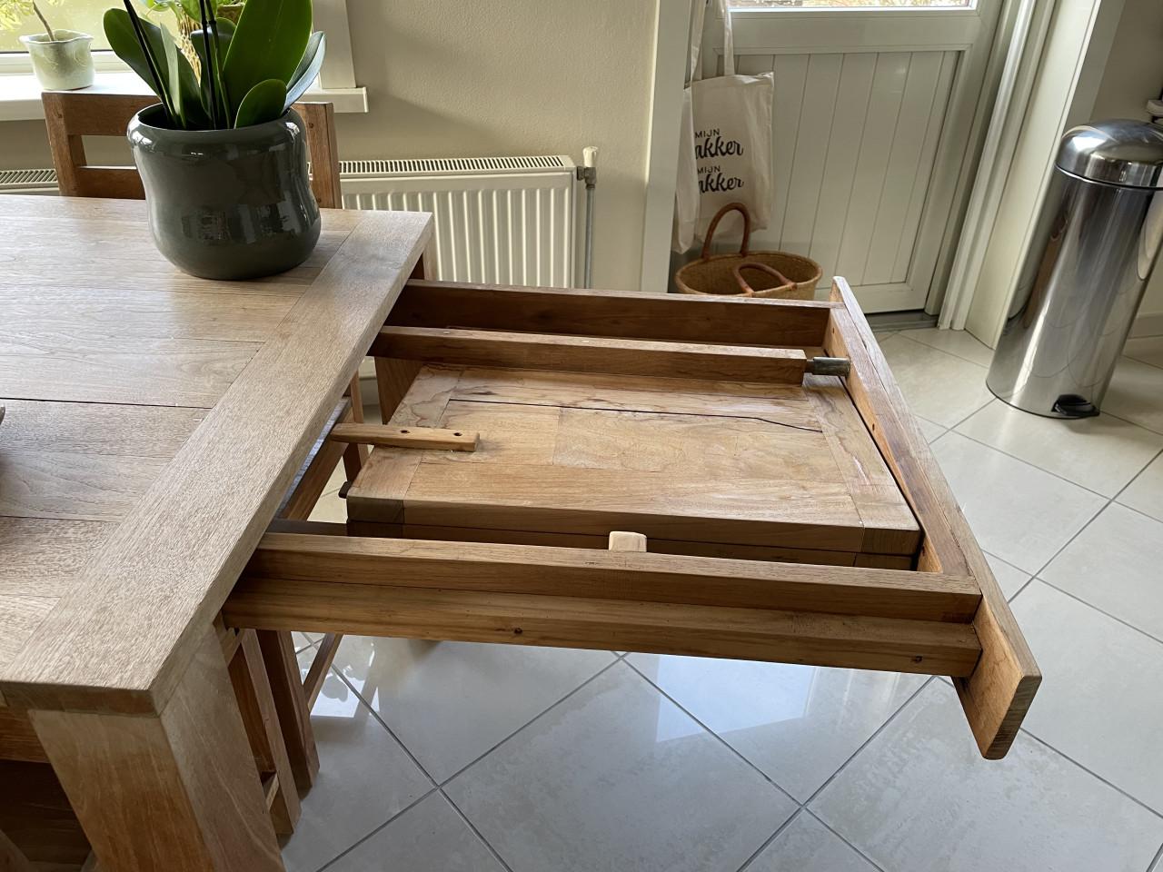 Te Koop: Teakhouten Eettafel en 4 stoelen.