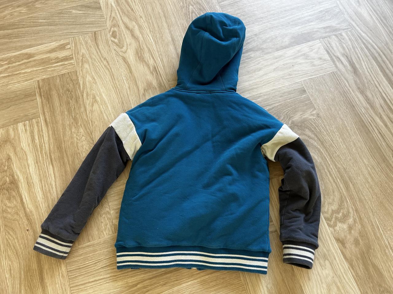 2x borgvesten Z8, jongen maat 116/122, € 25,00 per stuk