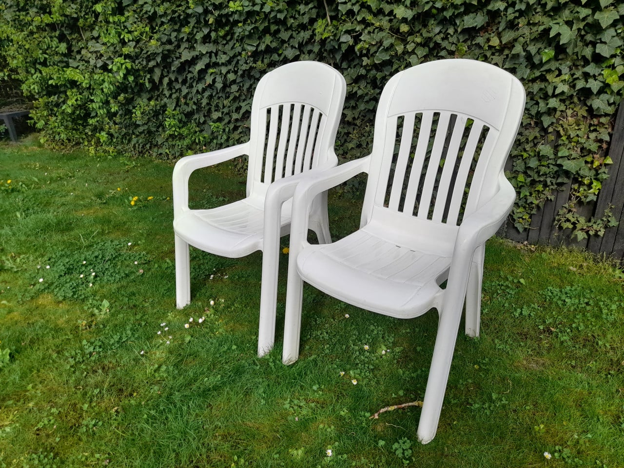 2 Tuinstoelen (stapelbaar) in goede staat !