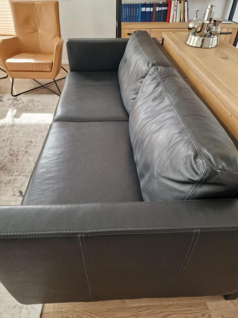 Wegens verhuizing te koop: zwarte leren 3 1/2 zits-bank