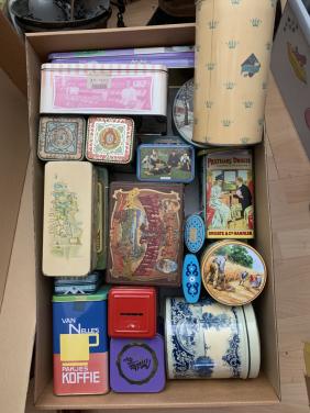 Oude voorraad blikken.