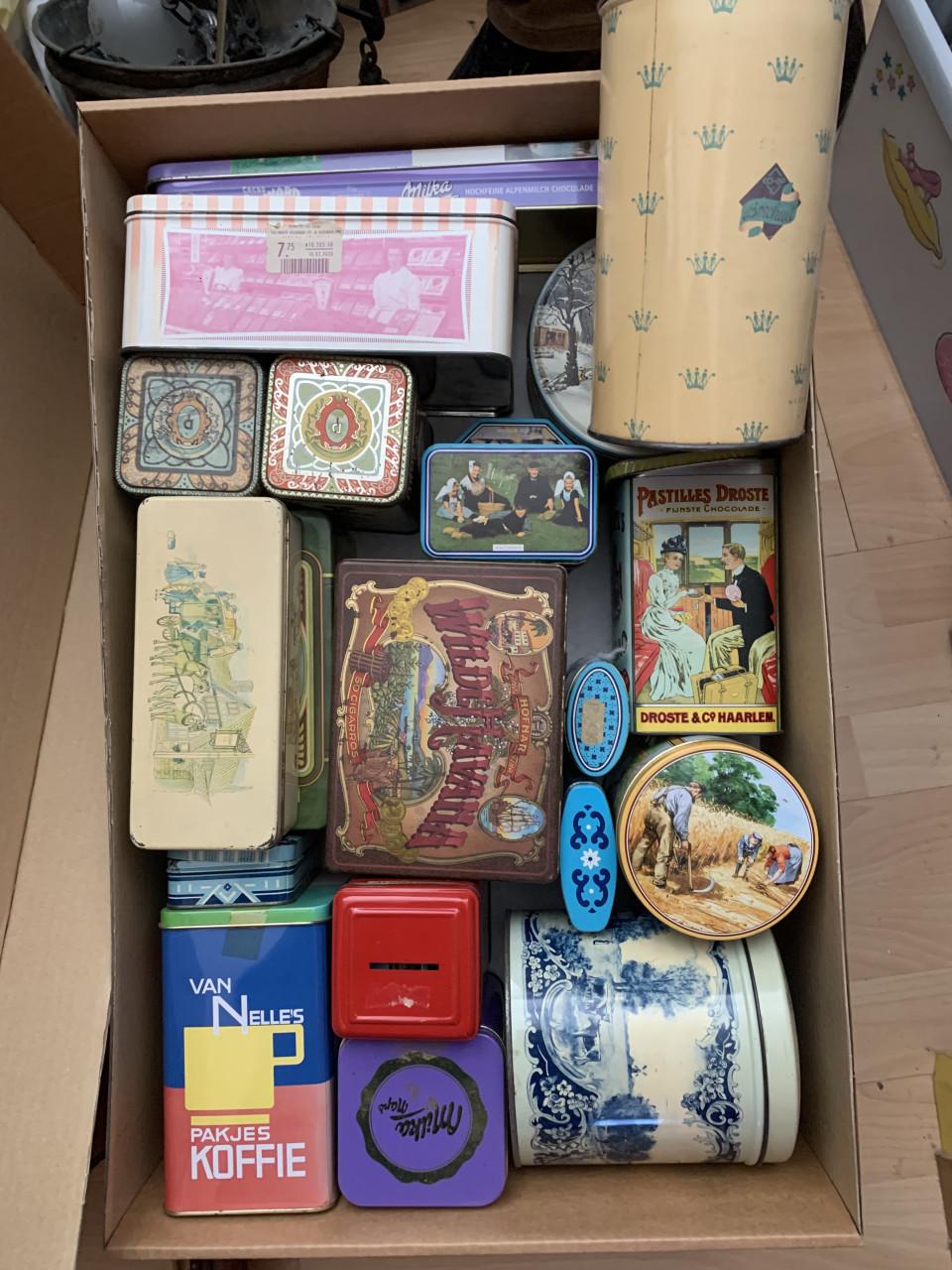 Oude voorraad blikken.