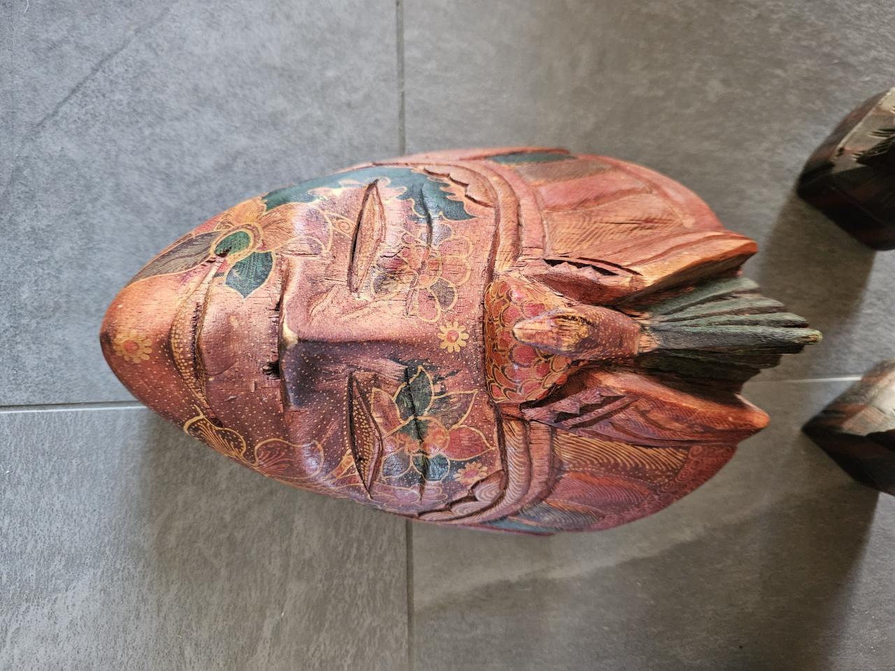 Diverse Indonesische maskers en wajang-poppen