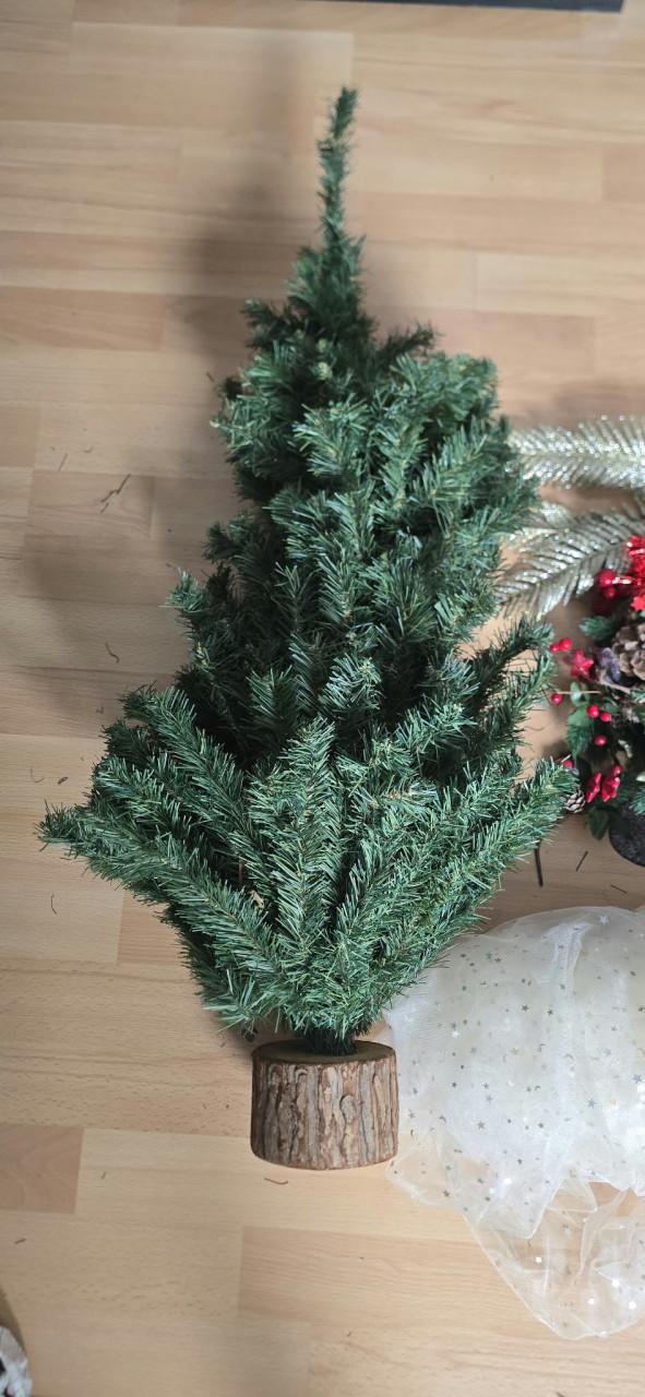 Veel kerstballen + Kleine kerstboom + Decoratie