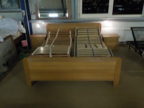 Massief blank eiken ledikant + 2 nachtkastjes + 2 elektrische bodems +lampj