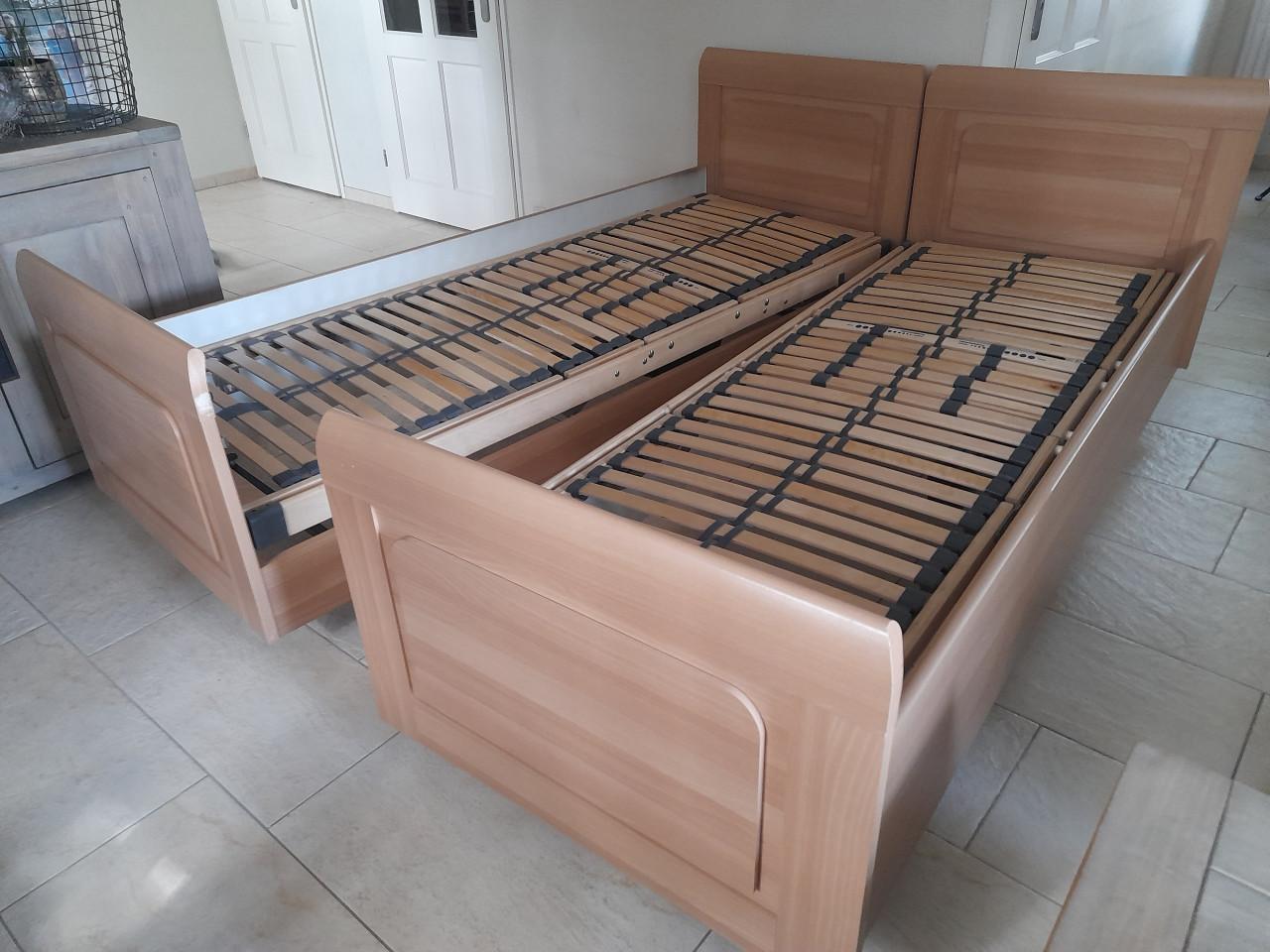 Elektrisch verstelbaar 2 persoons bed (verrijdbaar) in goede nette staat)