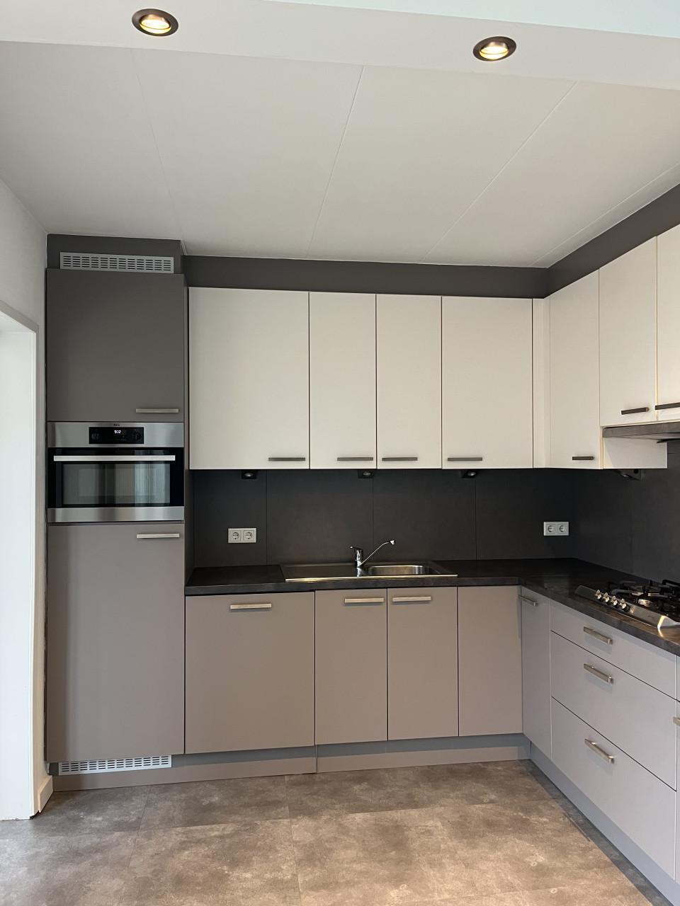 Te koop: Moderne hoekkeuken - Grijs/Wit