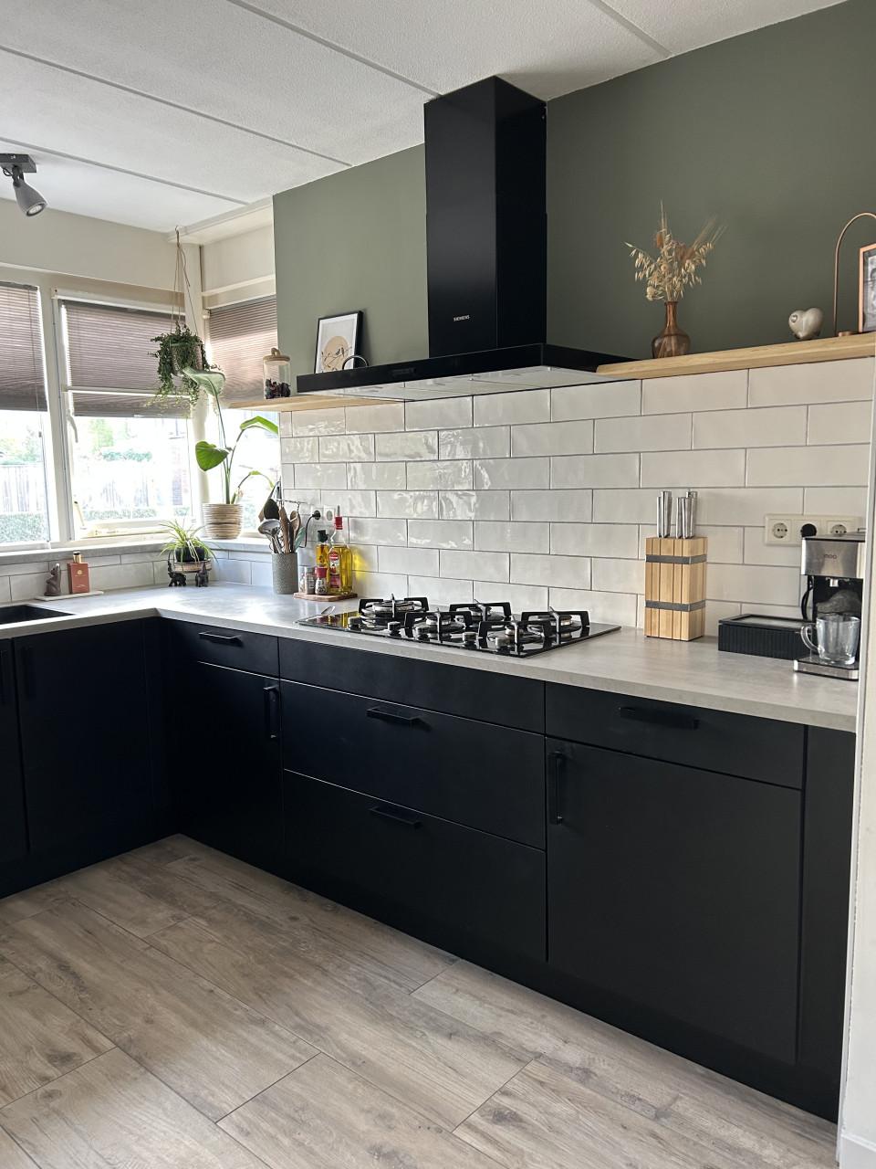 Zwarte keuken met betonlook kunststof blad