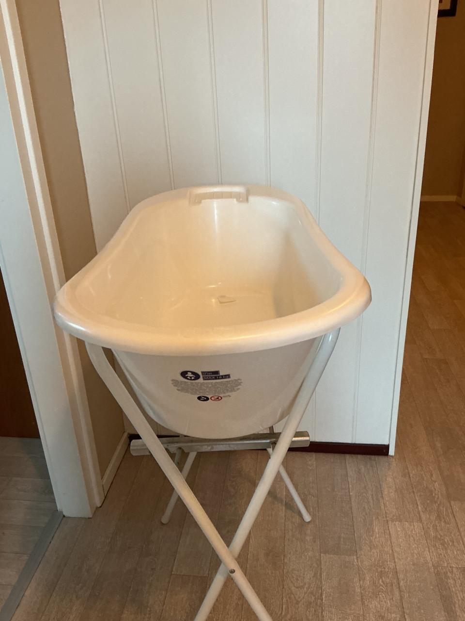 Kinderbad met onderstel