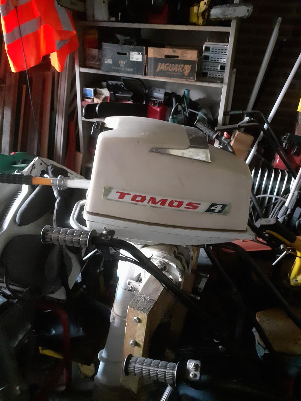 Buitenboord langstaart motor van het merk Tomos