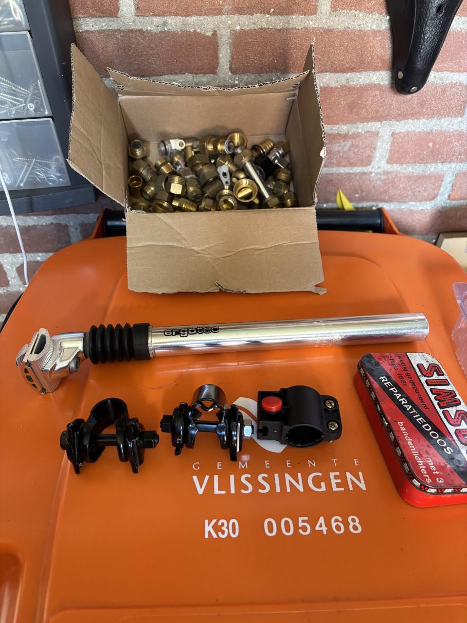 3x Fietszadel+Loodgieter accessoire