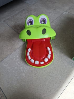 Spel krokodil met kiespijn