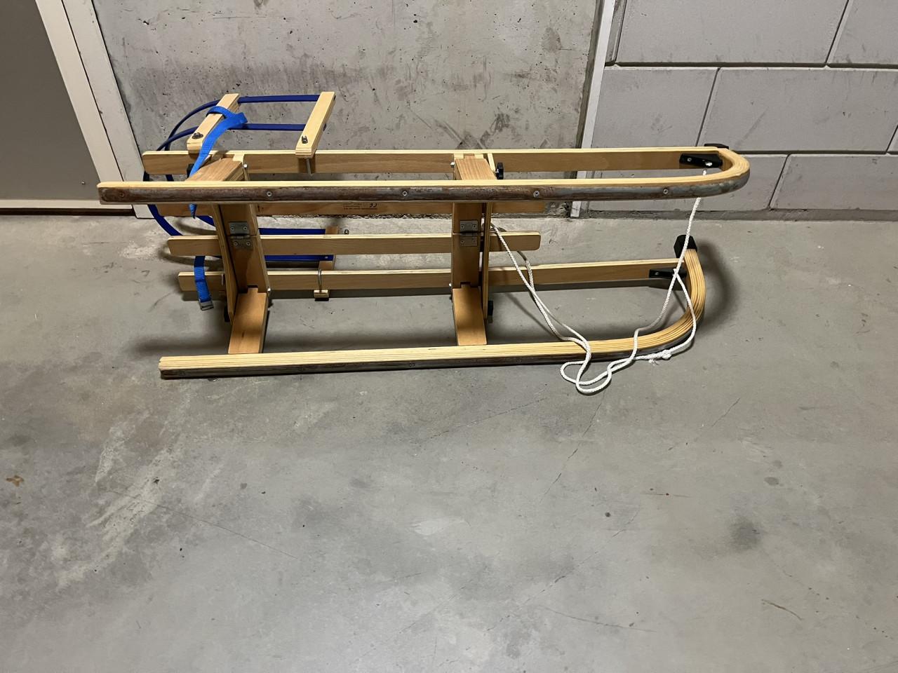 Slee, hout opklapbaar, rugleuning en trekkoord 110 cm.