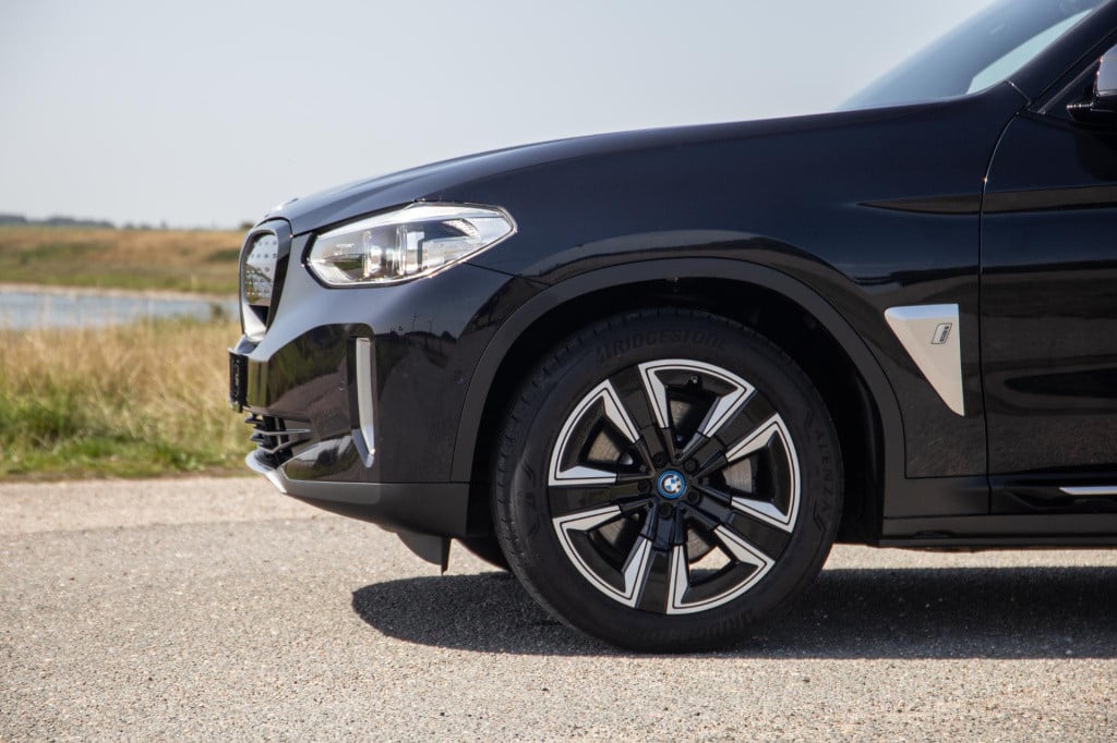 BMW Ix3 high executive 80 kwh panoramadak / carplay / bruin leer / navi