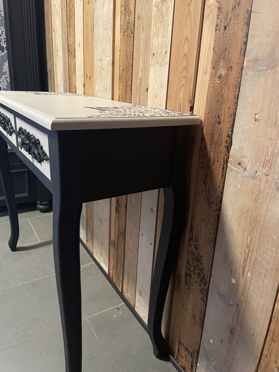 Unieke, handgeschilderde Sidetable.