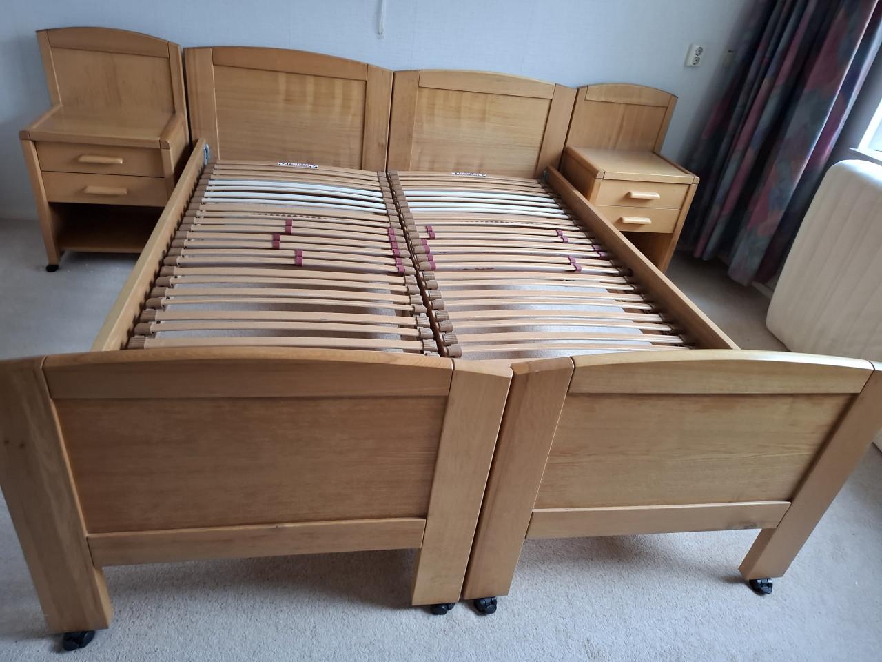 2 Bedden +lattenbodem + nachtkastjes..