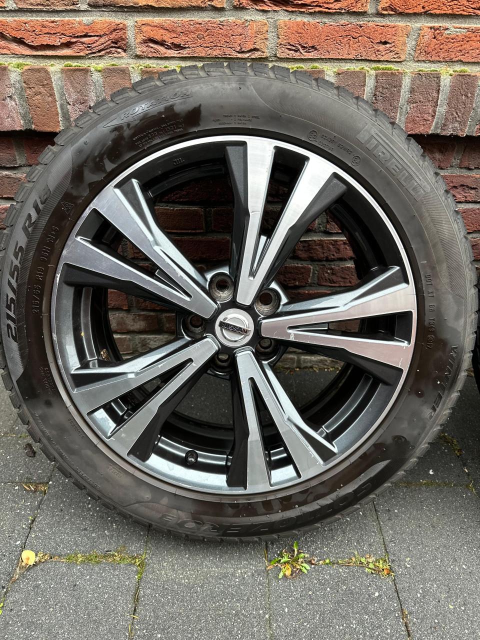 Nissan Qashqai velgen met Pirelli winterbanden 215/55/R18