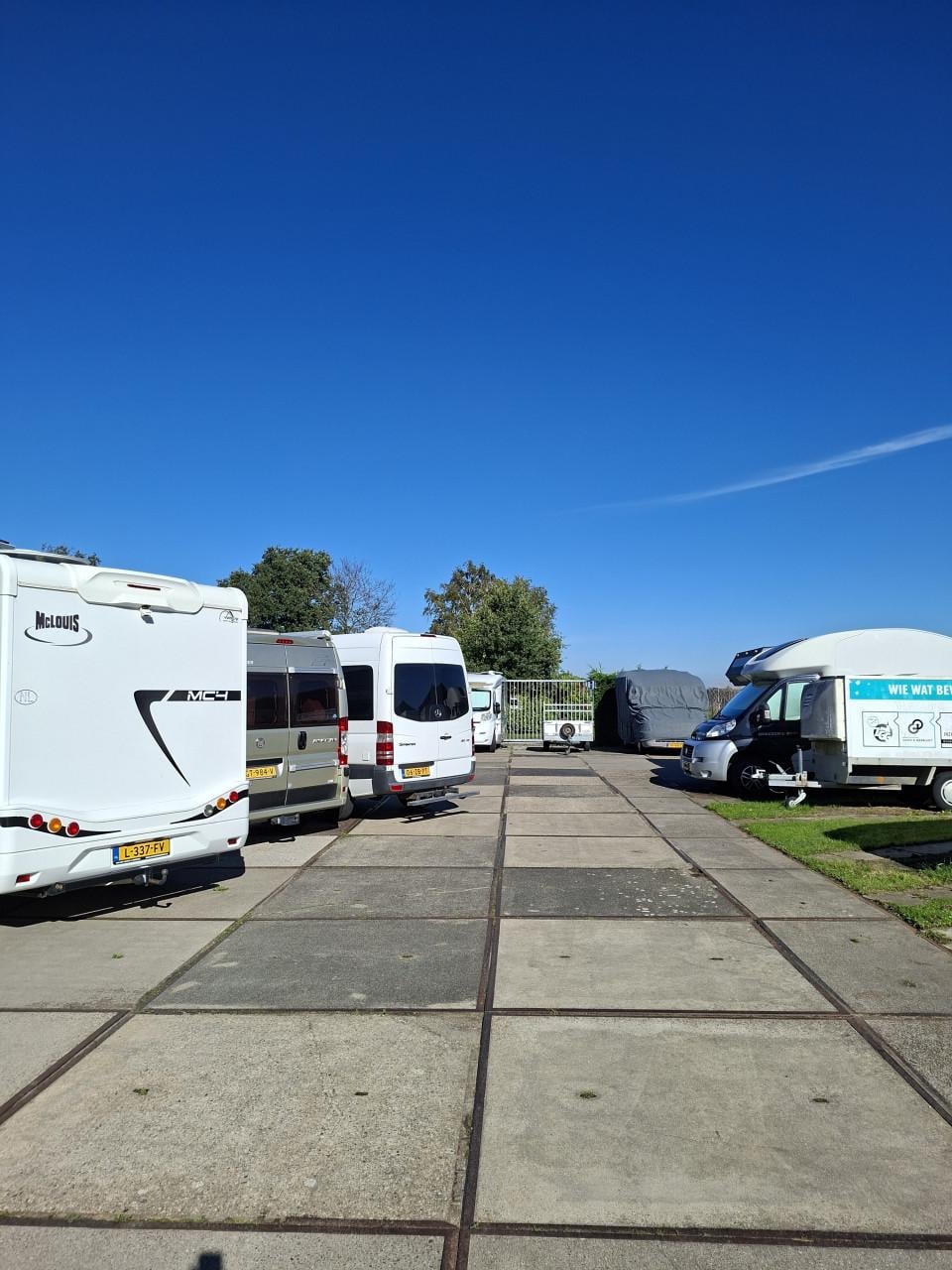 Stallingsplaats op verhardterrein in Kloetinge
