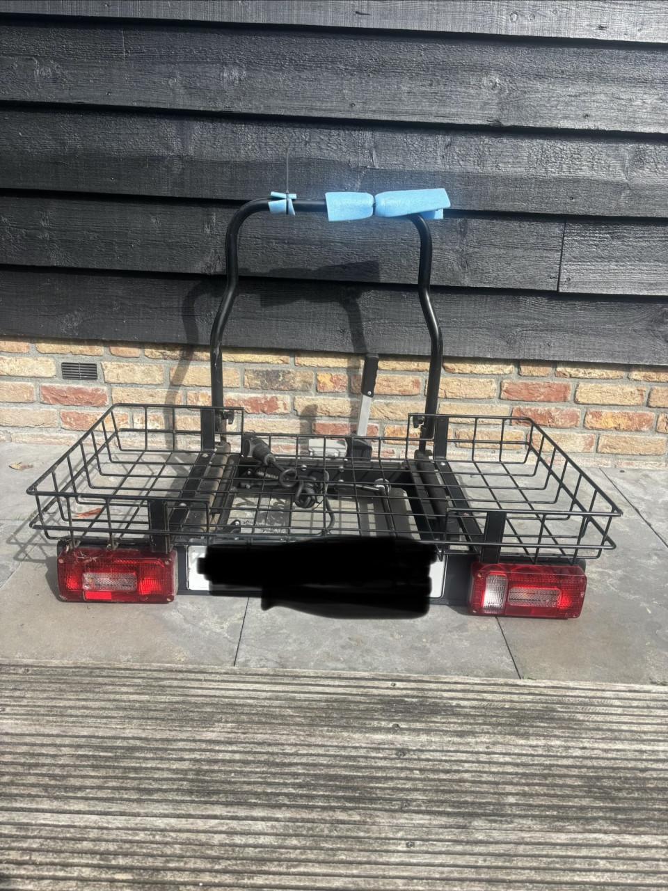 Rek voor op auto om rolstoel te vervoeren