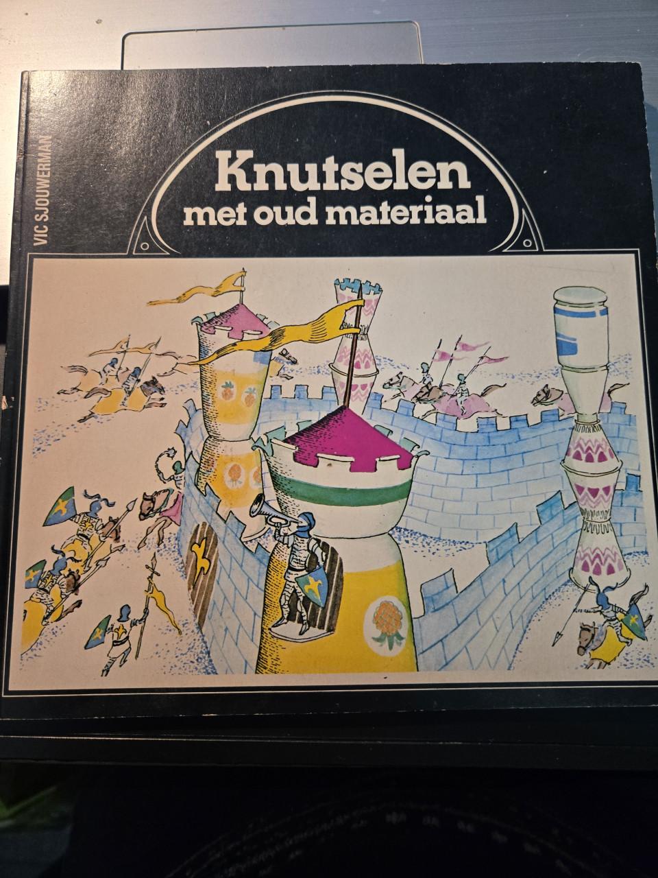 Boek "Knutselen met oud materiaal" geschreven door Vic Sjouwerman. 1973