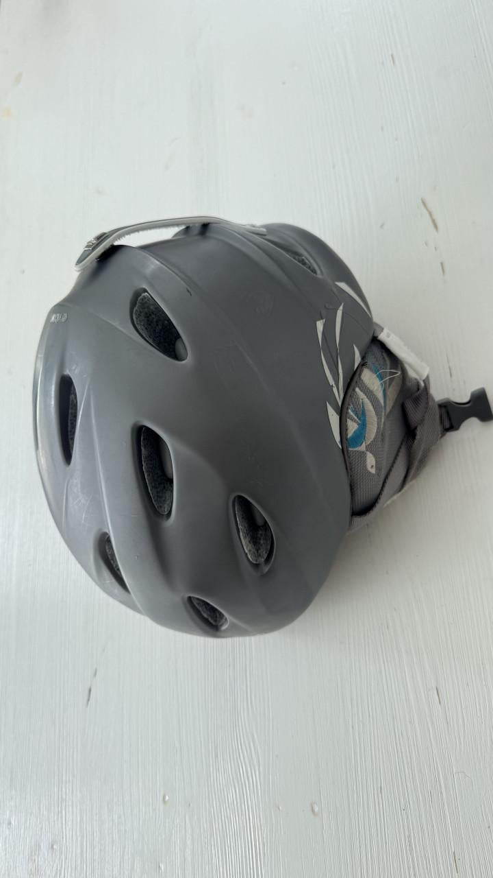 Grijze dames ski helm