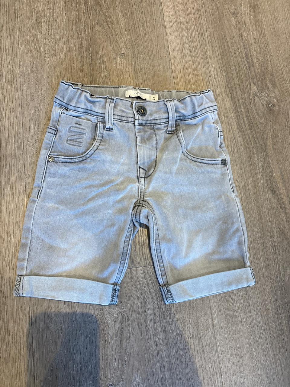 Korte broek van Name-It maat 116.