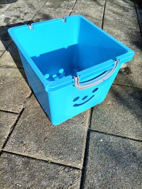 Blauwe box op wieltjes. Handig om kinder speelgoed in op te bergen.