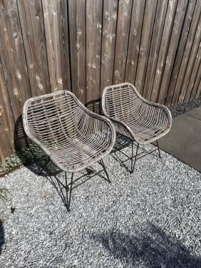 Twee rotan tuinstoelen