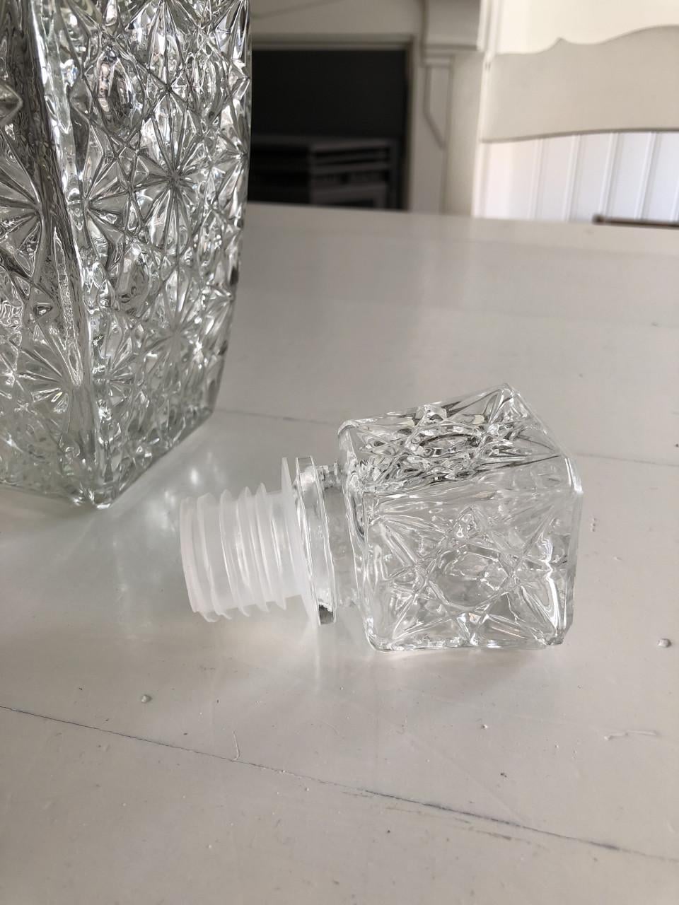 Mooie brocante gedetailleerde drank karaf van geperst glas