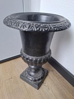 Prachtige hoge gietijzeren vaas