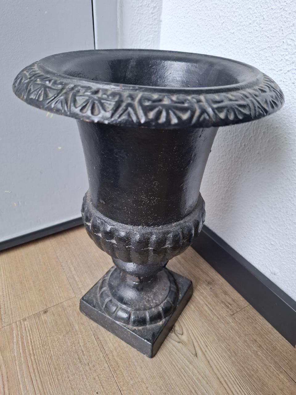 Prachtige hoge gietijzeren vaas