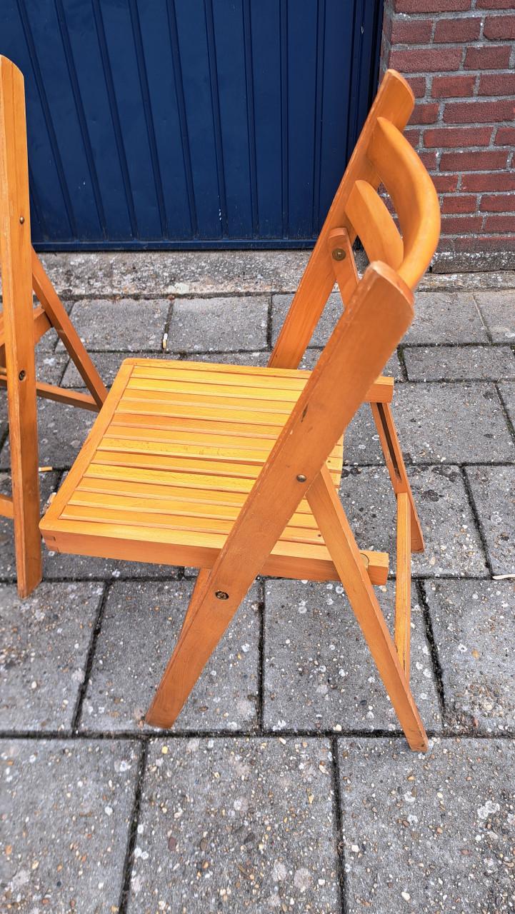 Partij houten klapstoelen