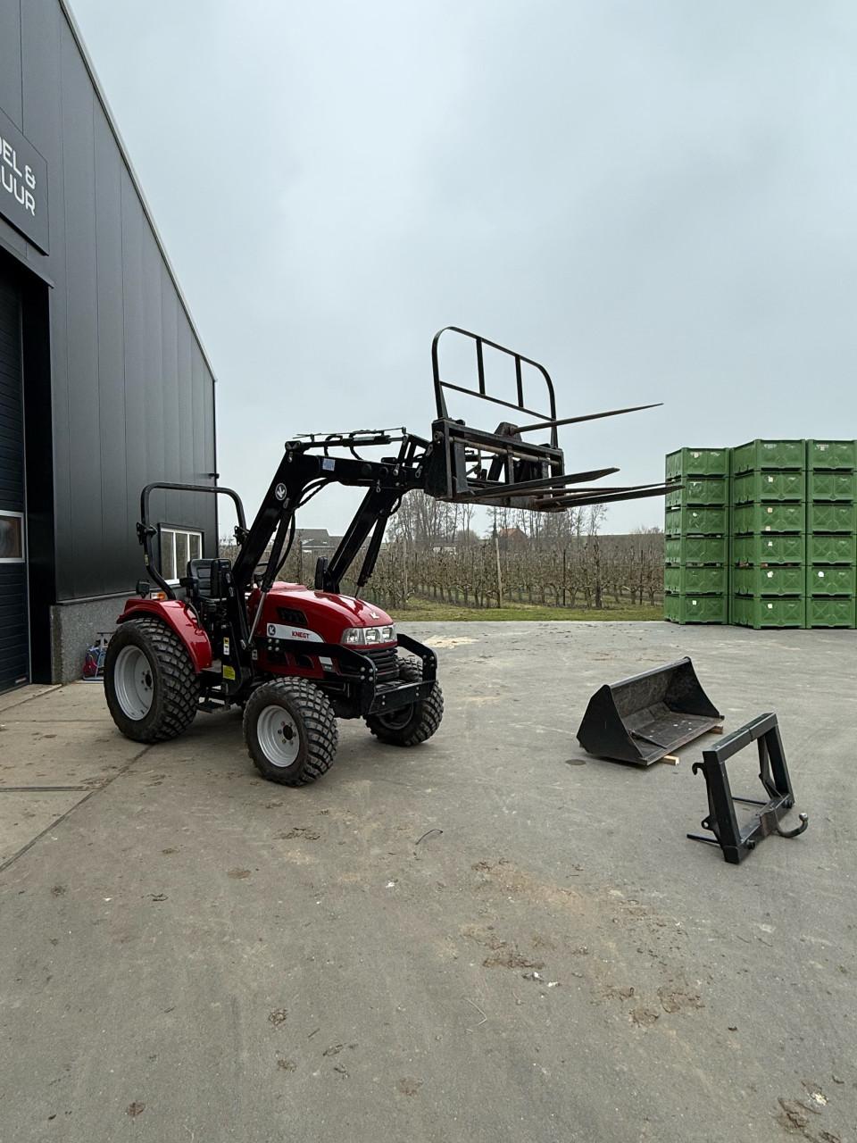 Knegt 404 G2 met voorlader