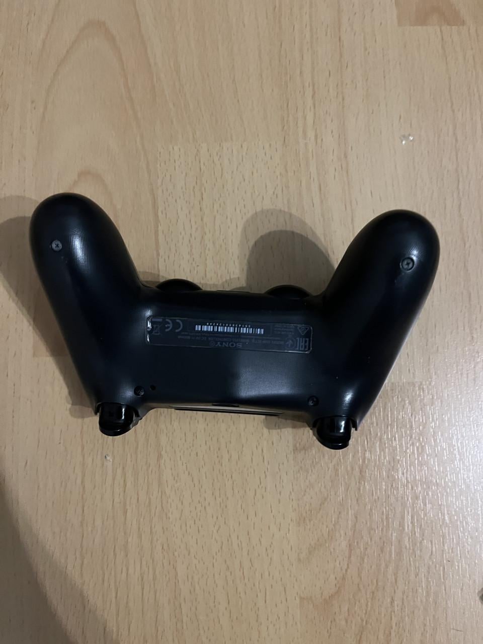 PlayStation 4 1TB met controller, oplaaddock en 3 spellen (Alleen ophalen)