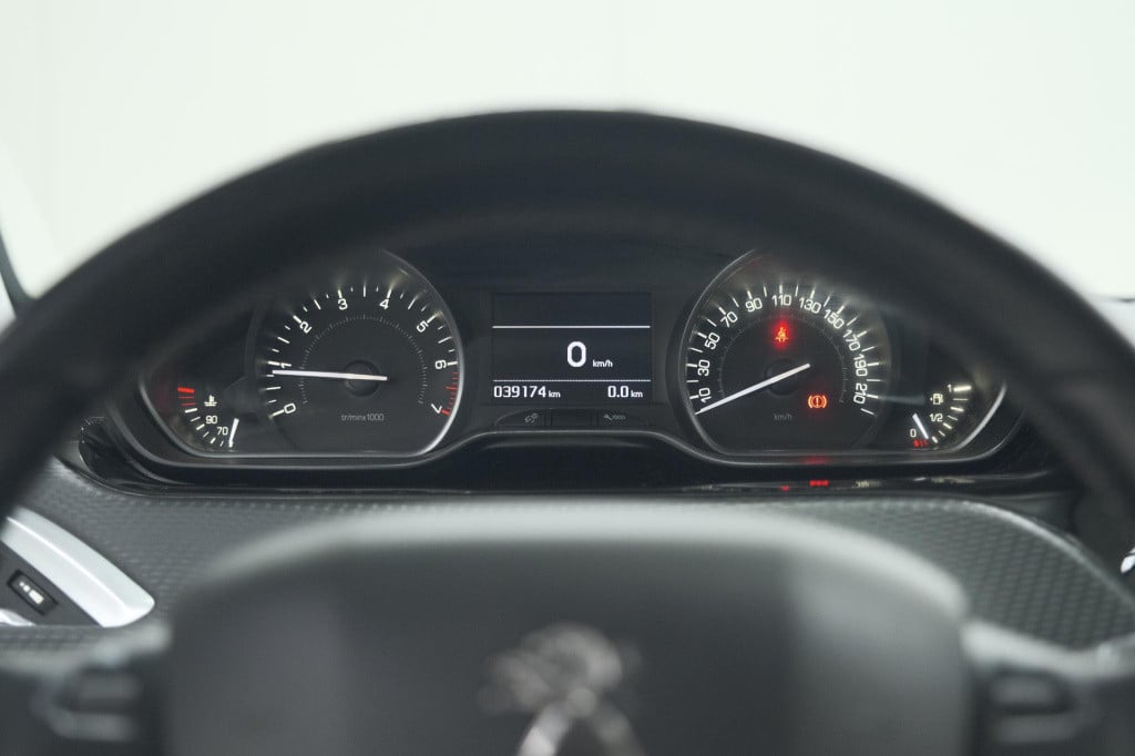 Peugeot 208 puretech 82 blue lease executive | parkeersensoren | navigatie 