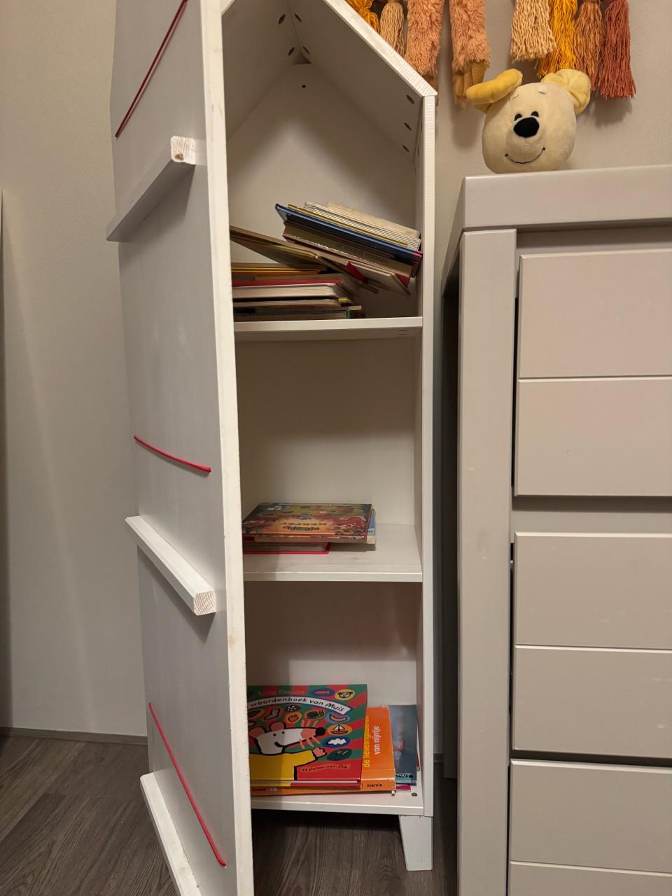Speelgoed boeken kast