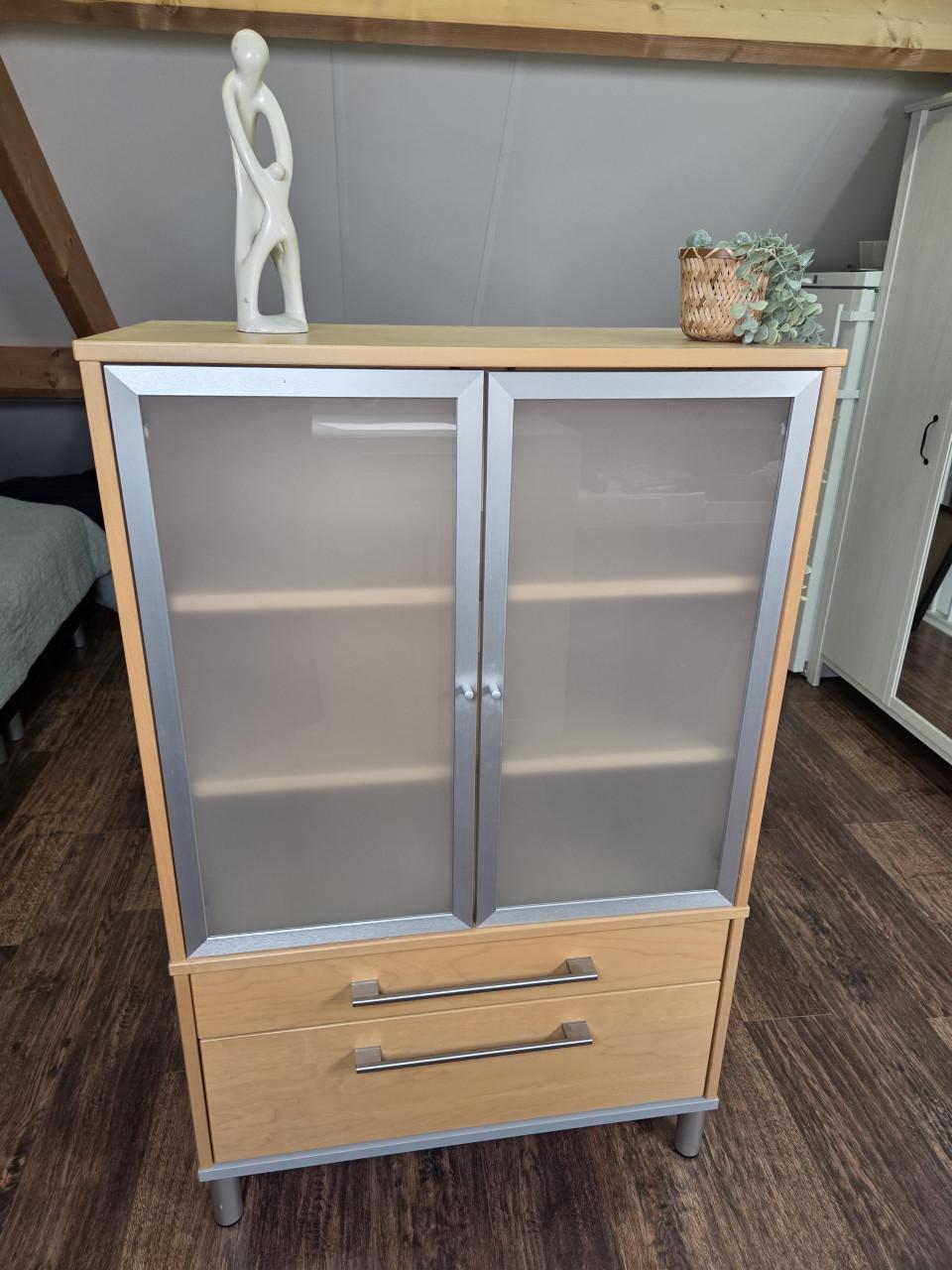 Praktische, compacte vitrine/boekenkast (IKEA)