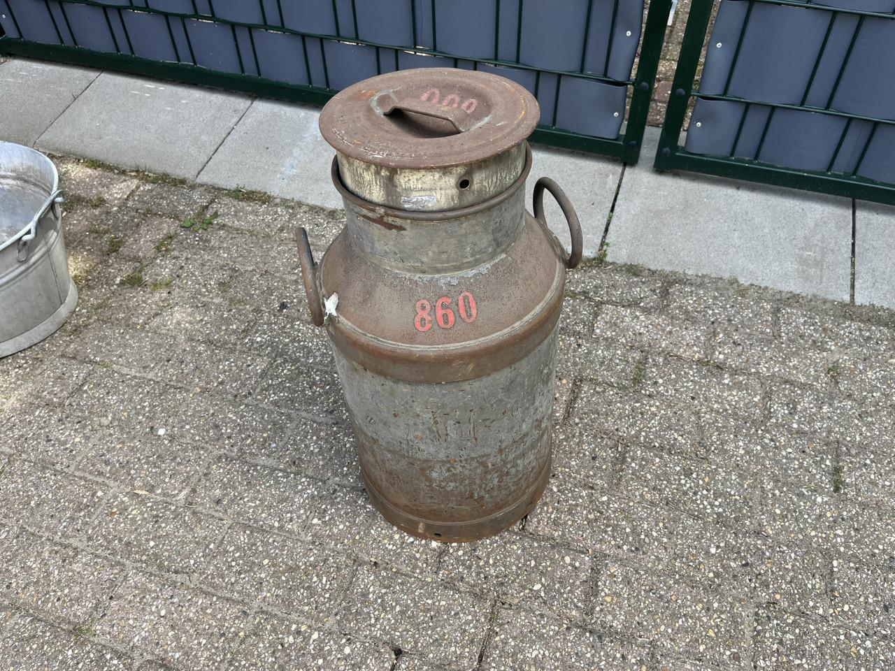 5 Melkbussen, metaal