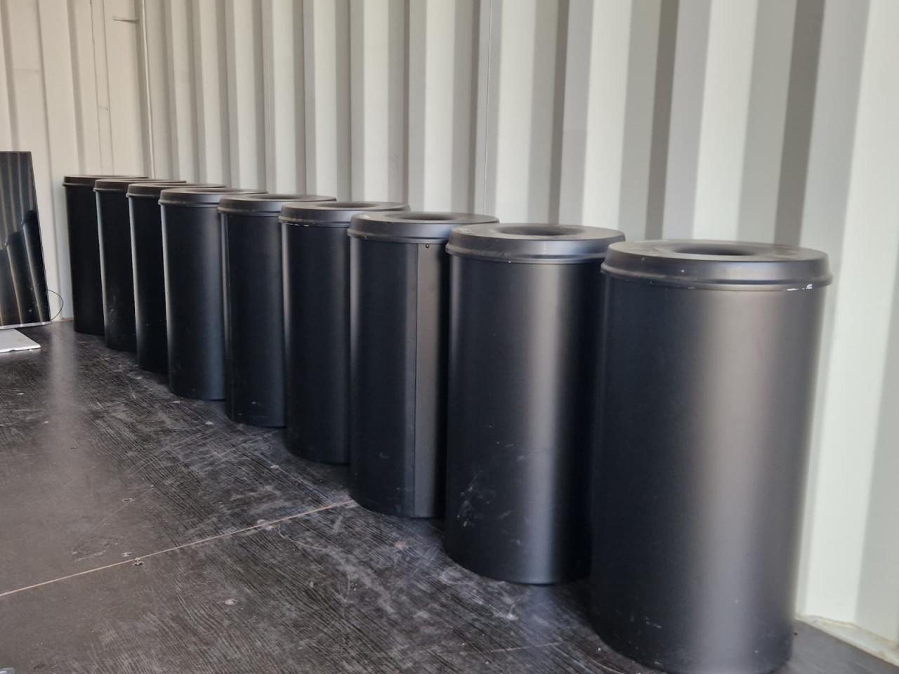 Zwarte vlamvertragende prullenbakken – 9 stuks – 51 liter