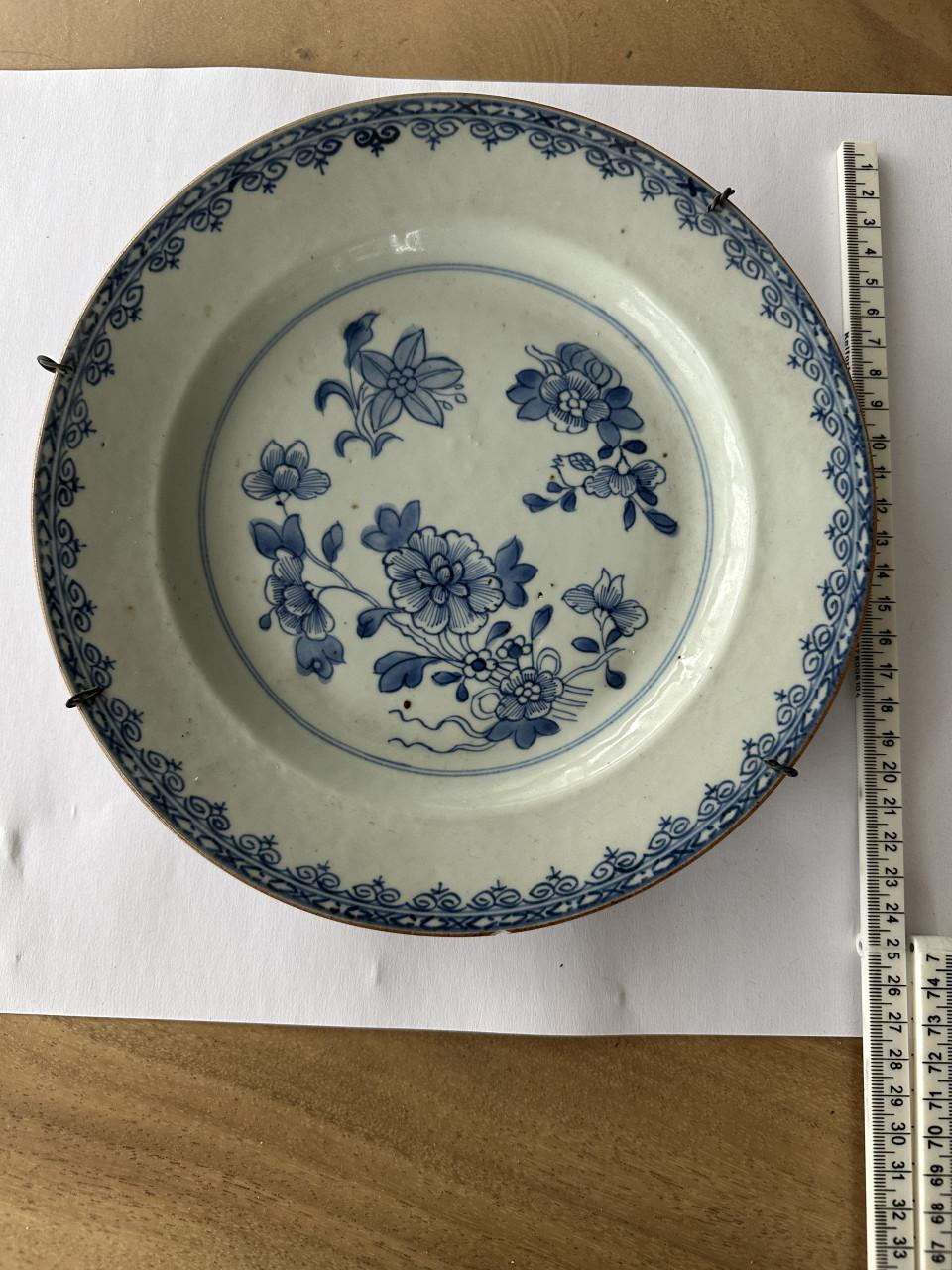 Diverse antieke borden en beeldjes