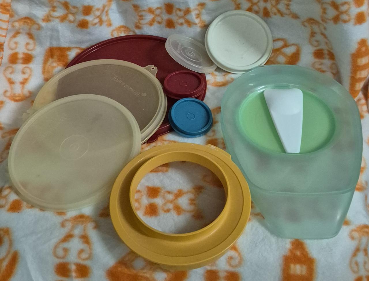 Diverse tupperware.