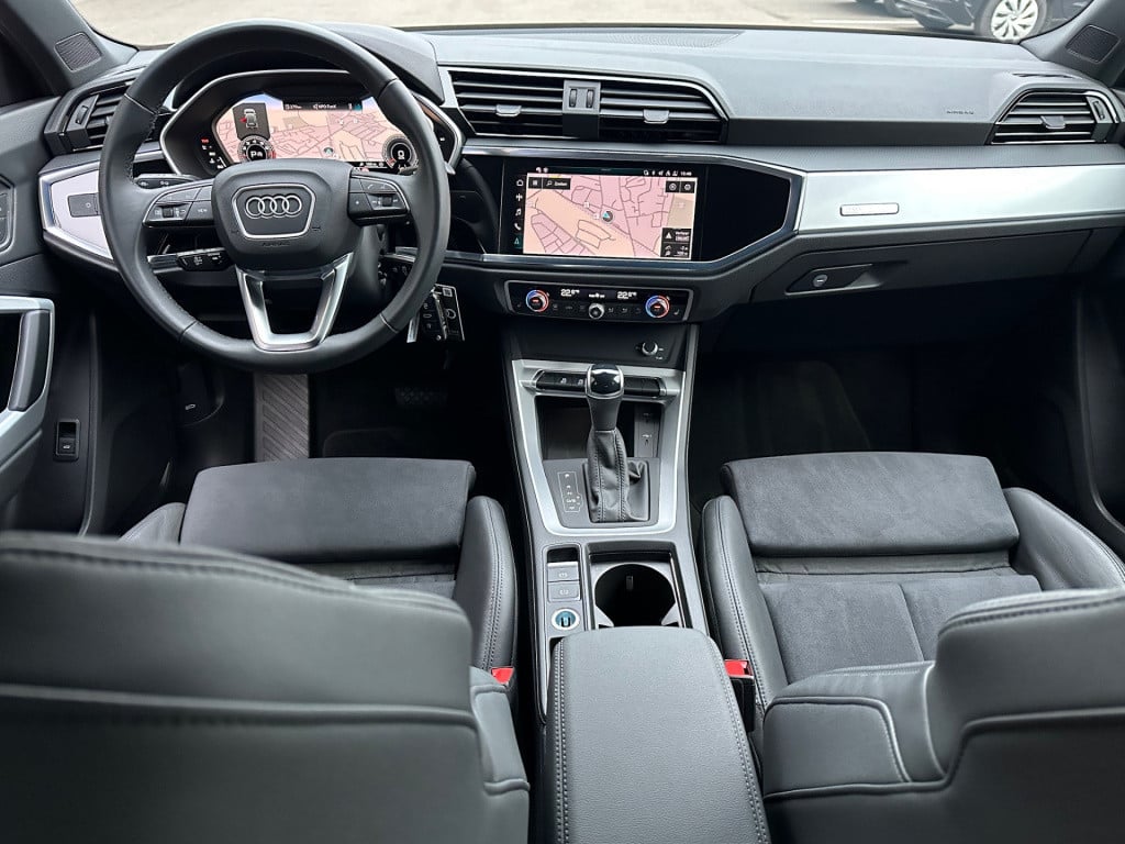Audi Q3 35 tfsi s-line | panoramadak | zwart optiek | trekhaak | camera | e